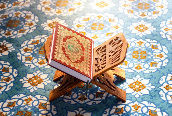 قرآن - کتاب مقدس در مسجد