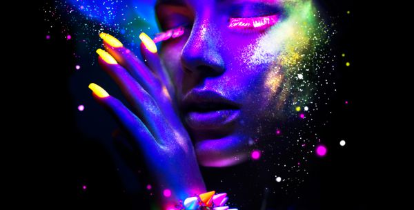 مدل مد زن در نور نئون پرتره مدل زیبا با آرایش فلورسنت طراحی هنری ژست زنانه در نور UV آرایش رنگارنگ جدا شده در پس زمینه سیاه