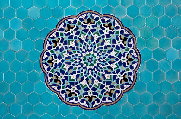 طرح آبی عربی داخل مسجدی قدیمی در یزد ایران