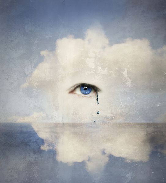 مفهوم فانتزی یک چشم انسان که در ابرها گریه می کند