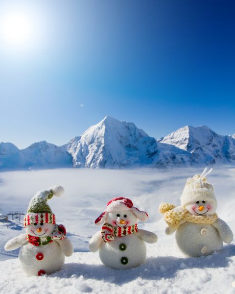 زمستان کریسمس - دوستان آدم برفی شاد کوه های برفی در پس زمینه