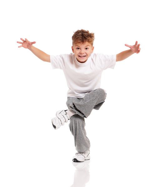 رقص پسر کوچک شاد جدا شده در پس زمینه سفید
