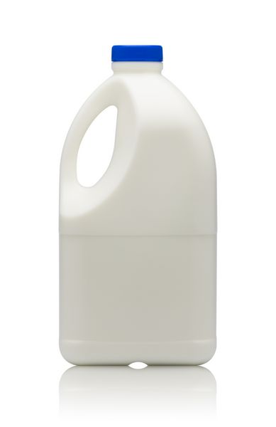 گالن شیر جدا شده در پس زمینه سفید