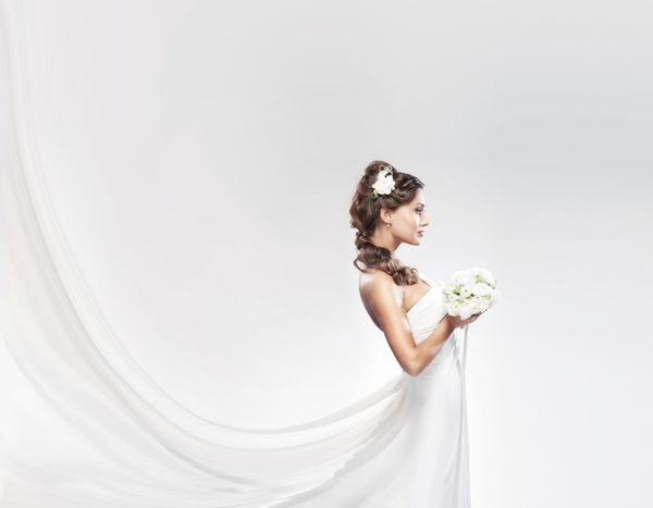 عروس جوان جذاب با دسته گل رز سفید