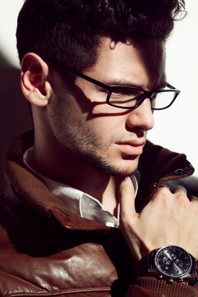 مرد جوان خوشتیپ با عینک مد روز