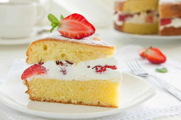 کیک اسفنجی ویکتوریا با خامه و توت فرنگی