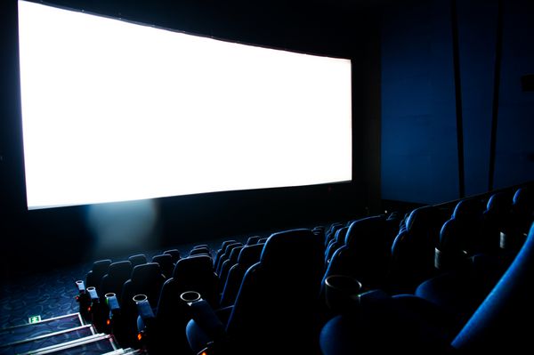 فضای داخلی سینمای تاریک صفحه نمایش و صندلی