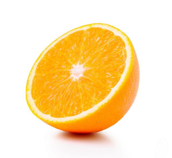 میوه نیمه نارنجی در زمینه سفید تازه و آبدار