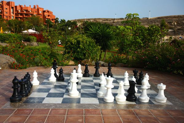 شطرنج بزرگ در فضای باز در باغ