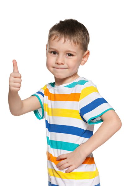 پرتره ای از یک پسر جوان خندان که انگشت شست خود را روی رنگ سفید بالا گرفته است