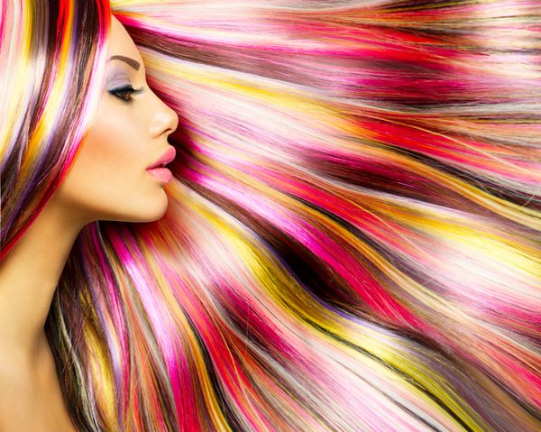 دختر مدل لباس زیبایی با موهای رنگارنگ موهای بلند رنگارنگ پرتره دختری زیبا با موهای رنگ شده رنگ آمیزی حرفه ای مو رنگ کردن مو