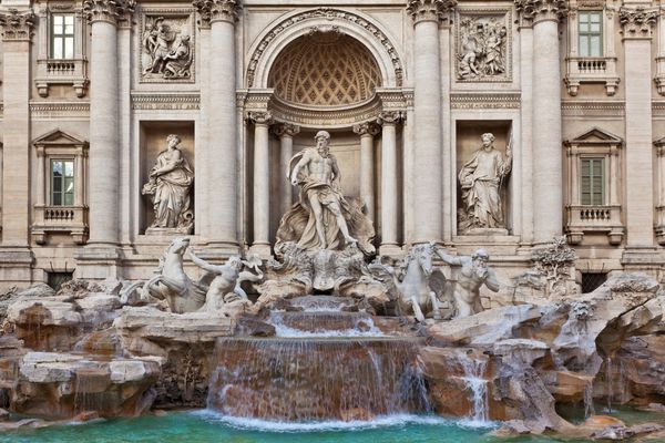 نمای فواره معروف تروی در رم ایتالیا