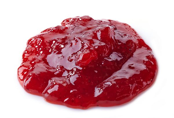 مربای توت فرنگی قرمز جدا شده در پس زمینه سفید