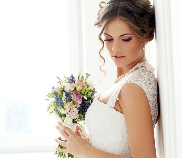 عروسی عروس زیبا با دسته گل