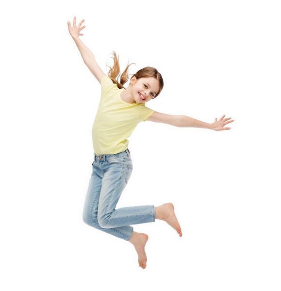 شادی فعالیت و مفهوم کودک - دختر کوچک خندان در حال پریدن
