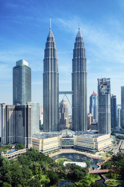 کا لومپور مالزی - 12 ژوئن برج های دوقلوی پتروناس و پارک klcc در 12 ژوئن 2014 در کا لومپور برج‌های دوقلوی پتروناس از سال 1998 تا 2004 بلندترین ساختمان‌های جهان بودند