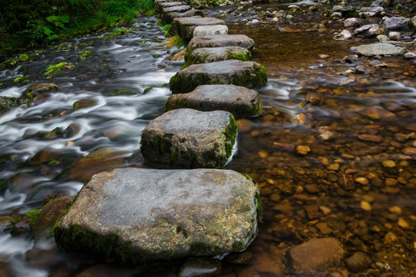 سنگ های پله بر روی رودخانه و آبشار کوچک