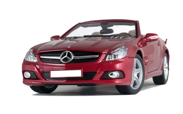 آلماتی قزاقستان - 21 آوریل 2014 اسباب بازی کلکسیونی قرمز mercedes-benz sl 550 نمای جلو کابریولت ایزوله شده در پس زمینه سفید