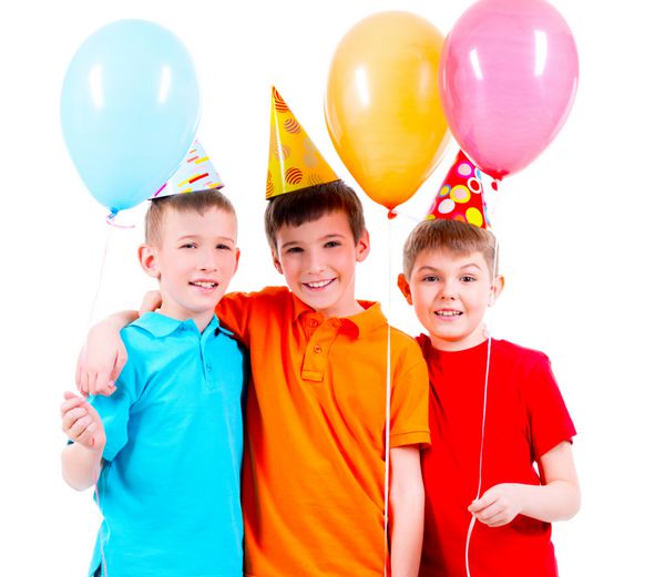 پرتره سه پسر کوچک با بادکنک و کلاه مهمانی - جدا شده روی یک سفید