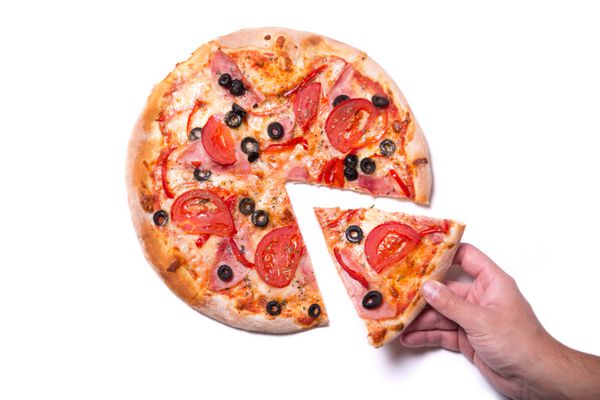 دست مرد در حال چیدن تکه پیتزای خوشمزه جدا شده در زمینه سفید