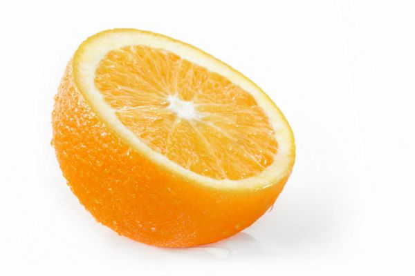 نارنجی جدا شده در پس زمینه سفید