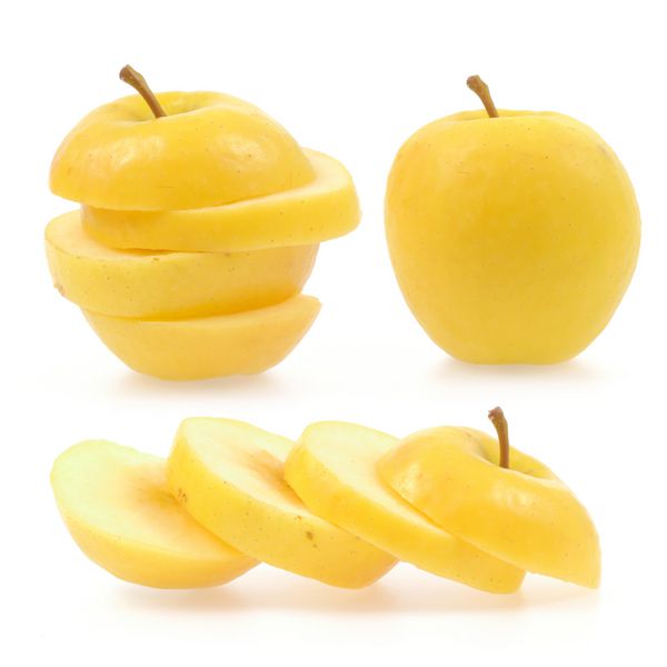 مجموعه سیب زرد جدا شده در پس زمینه سفید مجموعه