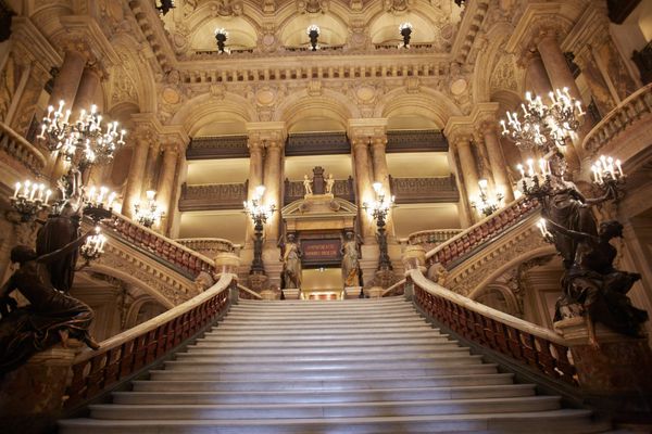 پاریس - 6 ژوئیه پلکان اپرا گارنیر داخلی معروف ترین خانه اپرا در جهان است که به دلیل شکوه و عظمت فضای داخلی شناخته شده است در 6 ژوئیه 2014 در پاریس
