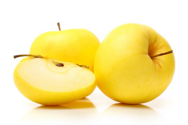 سیب زرد جدا شده روی سفید