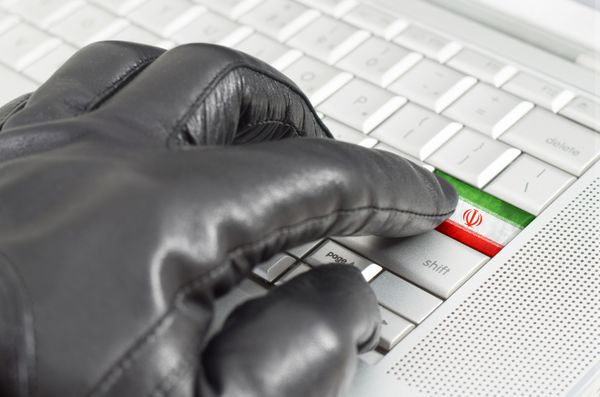 هک کردن مفهوم ایران با دست پوشیدن دستکش چرمی مشکی با فشردن کلید enter با پرچم پوشانده شده است