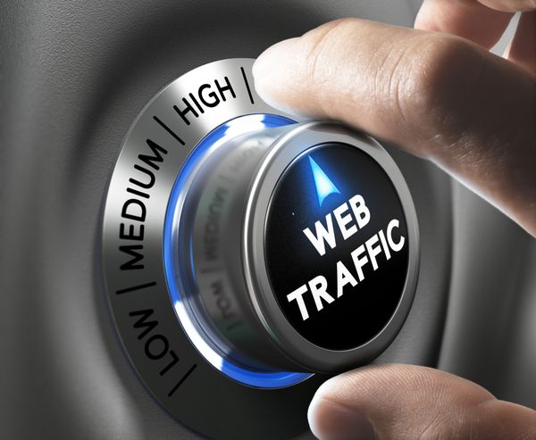 دکمه ترافیک وب با دو انگشت رنگ آبی و خاکستری به موقعیت بالا اشاره می کند تصویر مفهومی برای سئوی اینترنت