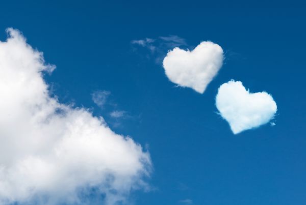 آسمان آبی با قلب هایی که ابرها را شکل می دهند مفهوم عشق