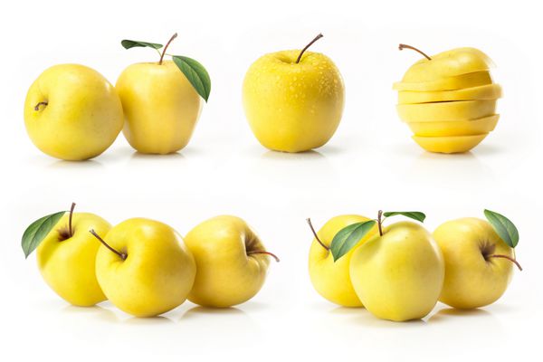ترکیبی از سیب طلایی زرد جدا شده در زمینه سفید