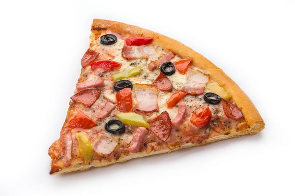 تکه ای از پیتزای تازه با گوشت سبزیجات جدا شده در پس زمینه سفید