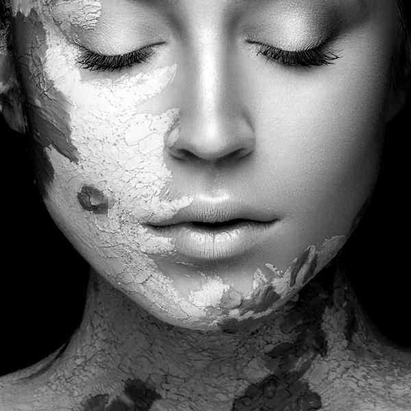 دختر زیبا با گل روی او ماسک آرایشی زیبایی f عکس گرفته شده در استودیو بر روی پس زمینه مشکی سفید سیاه po