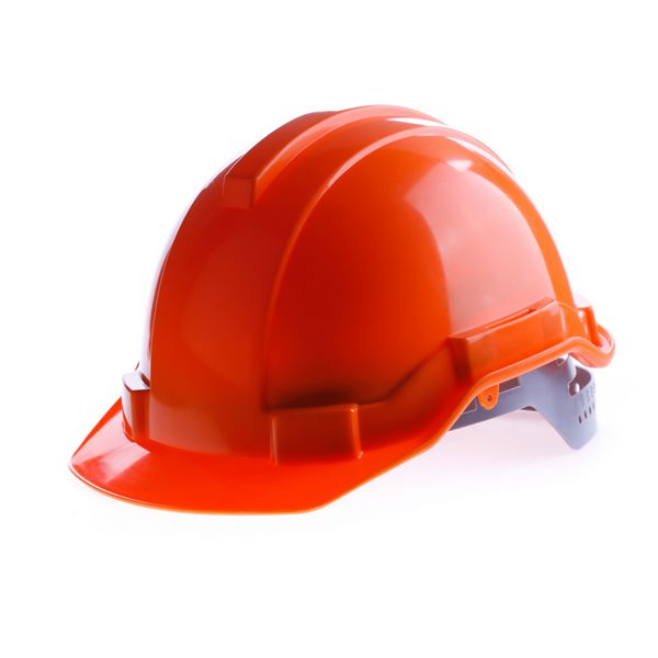 کلاه ایمنی نارنجی ابزار محافظت از کارگران در معرض خطر در صنعت ساختمان جدا شده در زمینه سفید