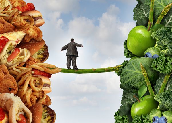 تغییر رژیم غذایی مفهوم سبک زندگی سالم و داشتن شجاعت پذیرش چالش کاهش وزن به عنوان یک فرد دارای اضافه وزن روی مارچوبه سیم بالا از غذاهای چرب به سمت سبزیجات و میوه ها