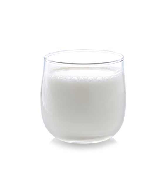 لیوان شیر جدا شده روی سفید