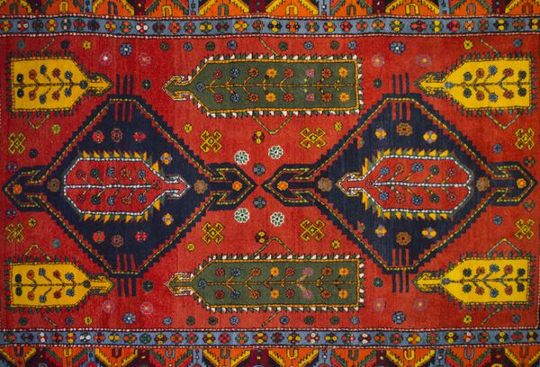 فرش قرمز پشمی وسط با نقش هندسی