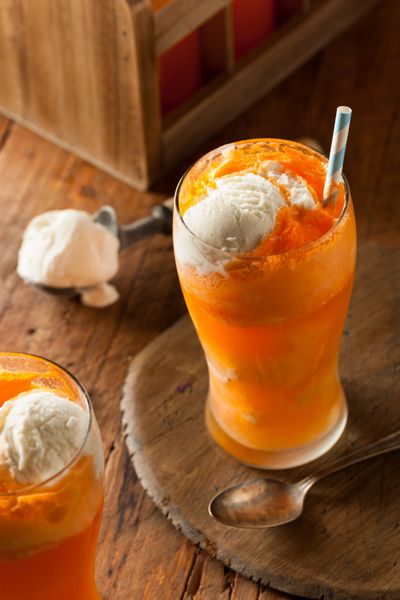 بستنی خامه ای سودا پرتقالی شناور با نی