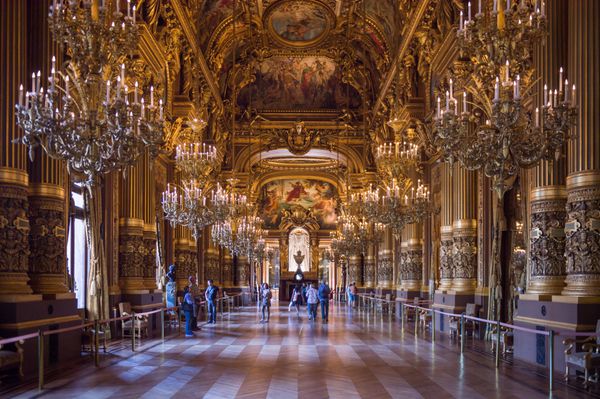 پاریس فرانسه - 6 ژوئن 2015 فضای داخلی کاخ گارنیه اپرا گارنیر در پاریس فرانسه در ابتدا به آن salle des capucines می گفتند