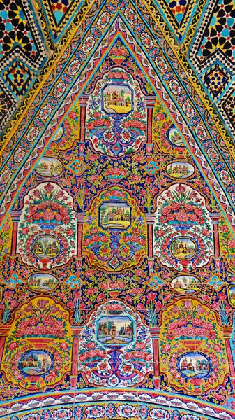 نقاشی رنگی نقاشی کاشی به سبک سنتی ایران باستان در مسجد صورتی شیراز ایران روی بافت ماسه سنگ