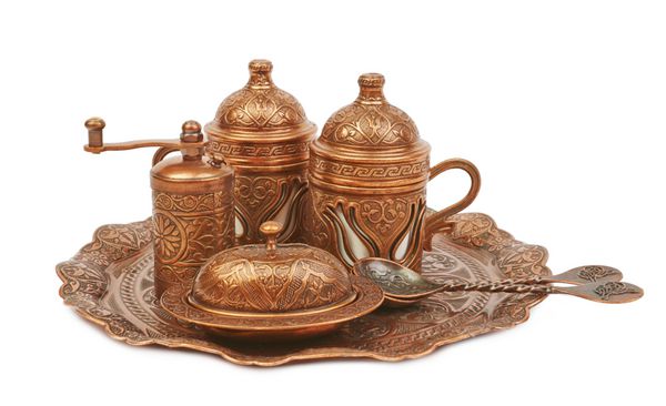 مجموعه ای از غذاهای سنتی ترکی برای نوشیدن قهوه جدا شده در زمینه سفید