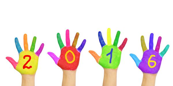 بچه ها دست های رنگارنگ شماره 2016 را تشکیل می دهند جدا شده در پس زمینه سفید نماد سال نو