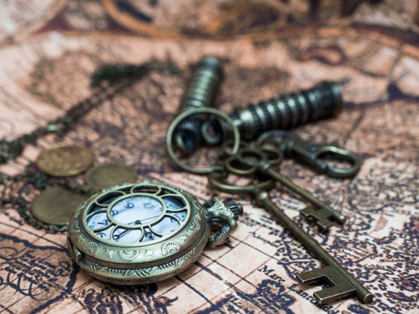 ساعت کلاسیک جیبی گرانج کلیدهای اسکلت روی نقشه جهان باستان