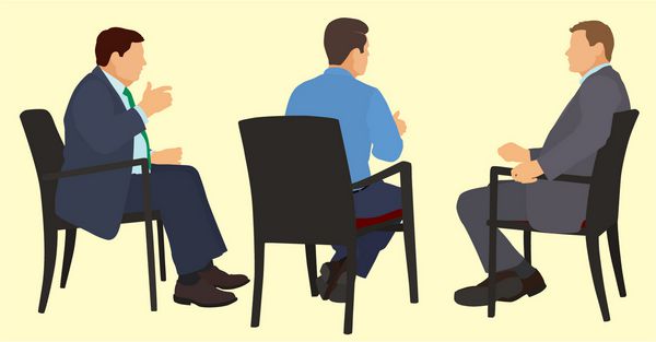 تاجر آمریکایی سفیدپوست یا قفقازی که روی صندلی نشسته و جلسه دارد