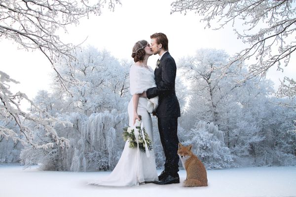 زوج عروسی زیبا در مراسم عروسی زمستانی خود