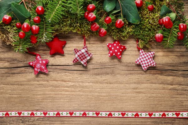 کاغذ دیواری کریسمس با ستاره های هایپریکوم خزه صنوبر و پارچه روی زمینه چوبی کپی sp