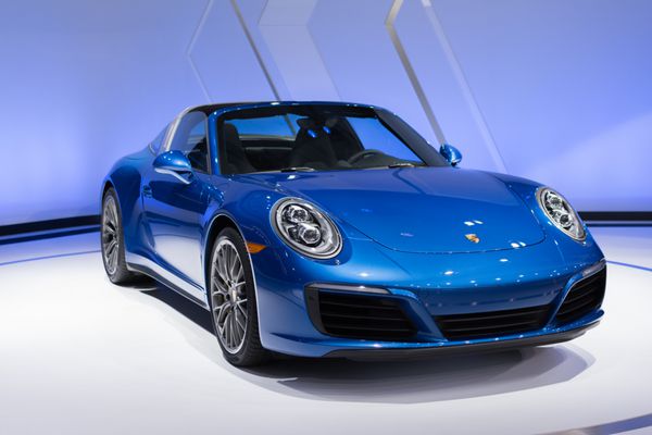 لس آنجلس ایالات متحده آمریکا - 18 نوامبر 2015 پورشه 911 کاررا 4s در نمایشگاه خودروی لس آنجلس 2015 به نمایش گذاشته شد