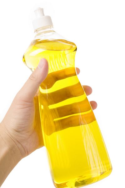 یک مایع ظرفشویی بطری زرد رنگ