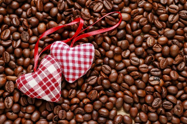 دو قلب در پس زمینه قهوه